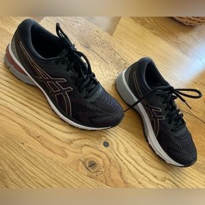 Women’s ASICS GT-2000 in Color Rose Gold/Black and Size 6.5